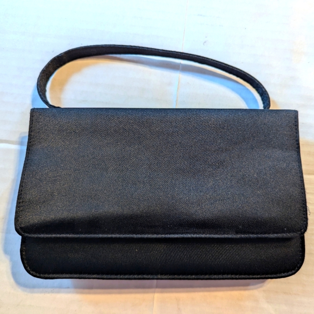 La Regale Black Clutch Purse With Shoulder Strap - Picture 8 of 11